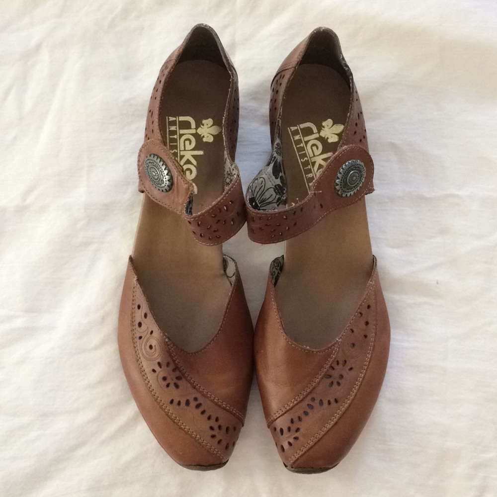 Like-new brown Rieker Mirjam 57 sandal sz 40